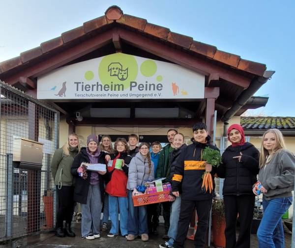 Delegation des 8. jahrgangs vor dem Tierheim